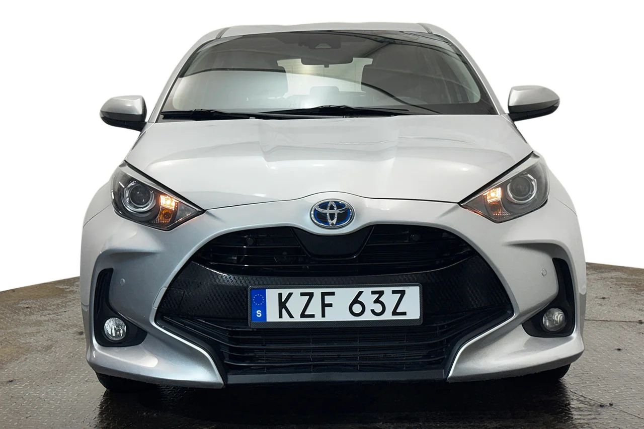 Toyota Yaris Hybrid Kamera PDC AdaptivFH Skyltigenkänning MOMS 116hk – bild 2 av 26