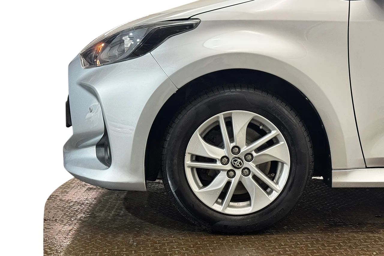 Toyota Yaris Hybrid Kamera PDC AdaptivFH Skyltigenkänning MOMS 116hk – bild 10 av 26