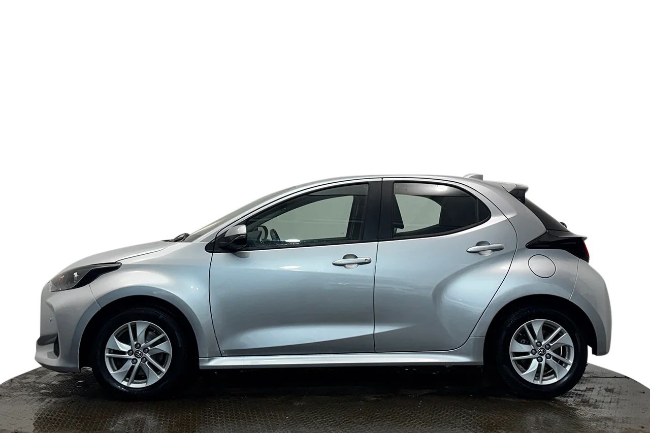 Toyota Yaris Hybrid Kamera PDC AdaptivFH Skyltigenkänning MOMS 116hk – bild 9 av 26