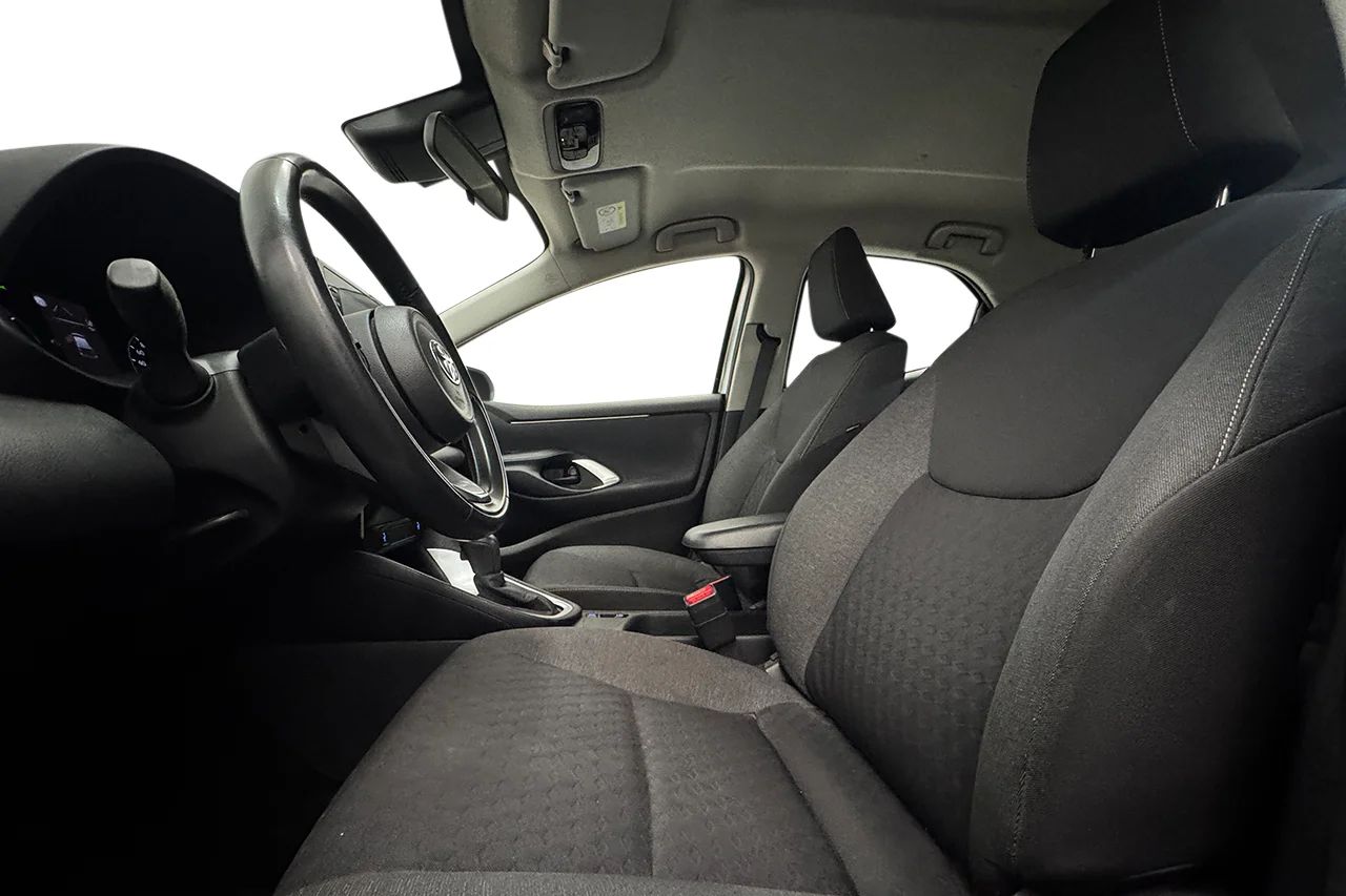 Toyota Yaris Hybrid Kamera PDC AdaptivFH Skyltigenkänning MOMS 116hk – bild 11 av 26