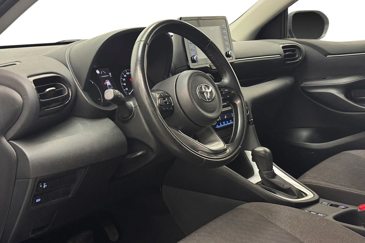Toyota Yaris Hybrid Kamera PDC AdaptivFH Skyltigenkänning MOMS 116hk – bild 12 av 26