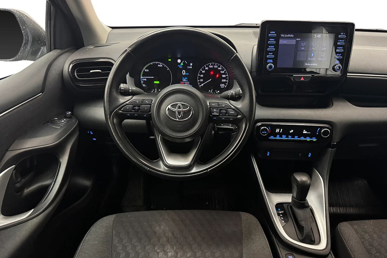 Toyota Yaris Hybrid Kamera PDC AdaptivFH Skyltigenkänning MOMS 116hk – bild 16 av 26