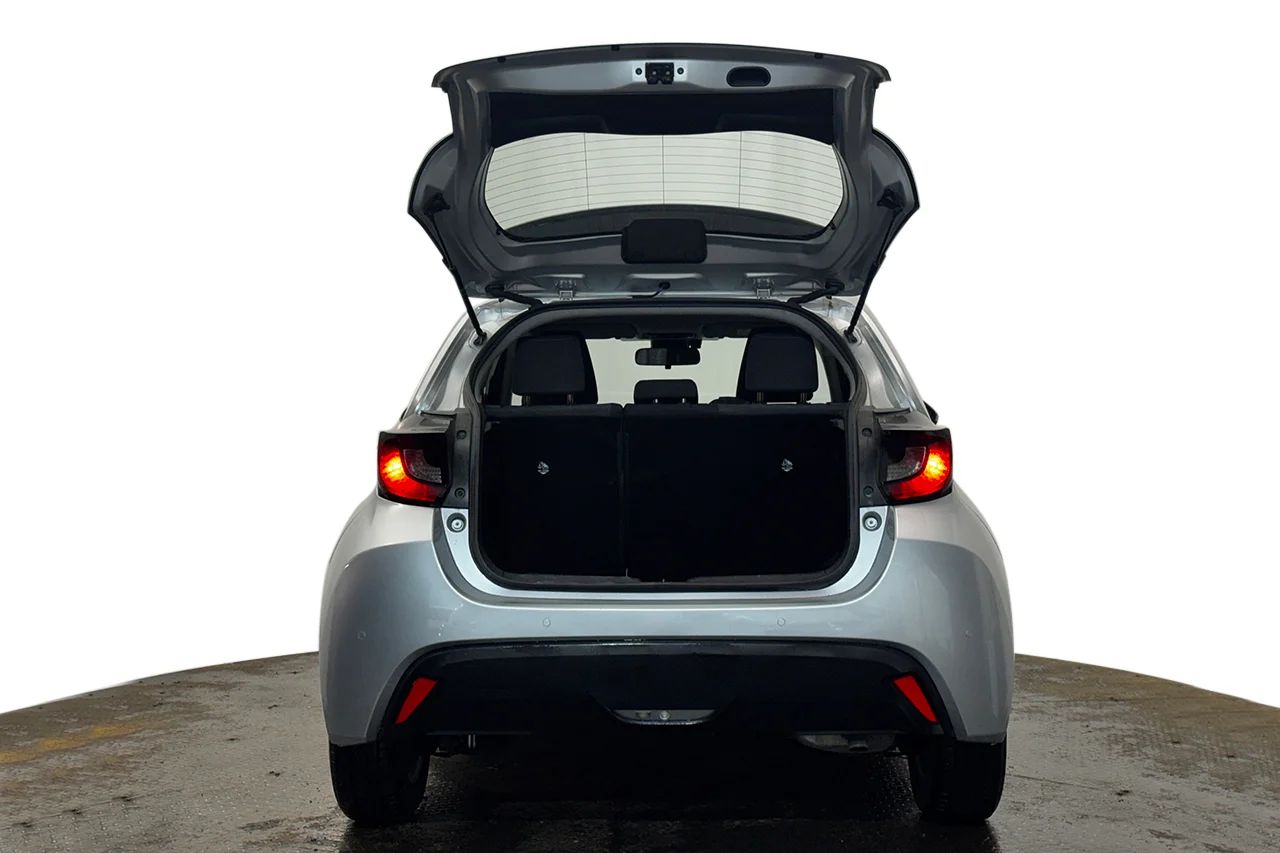 Toyota Yaris Hybrid Kamera PDC AdaptivFH Skyltigenkänning MOMS 116hk – bild 7 av 26