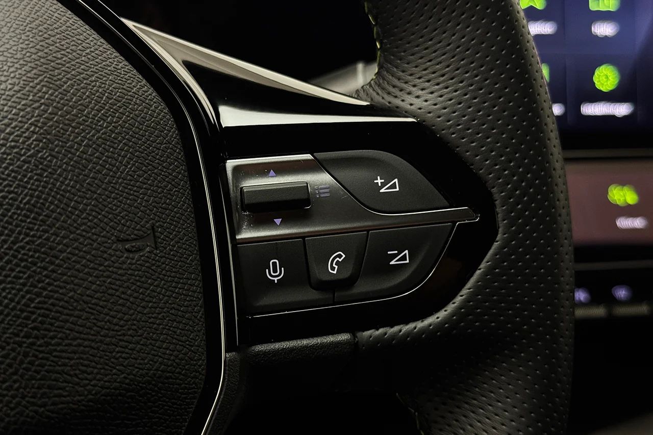 Peugeot 408 1.2 PureTech Massage 360° Cockpit Delläder MOMS 131hk – bild 21 av 39