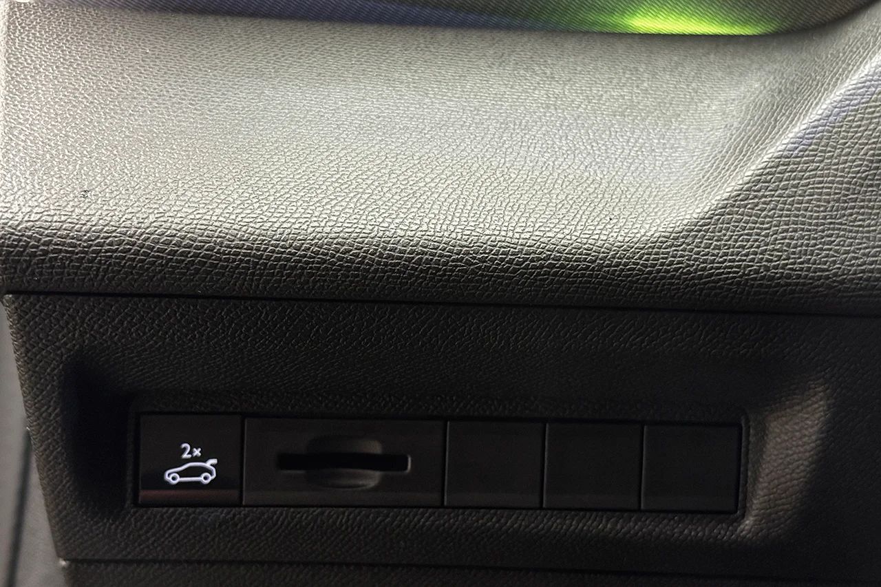Peugeot 408 1.2 PureTech Massage 360° Cockpit Delläder MOMS 131hk – bild 36 av 39