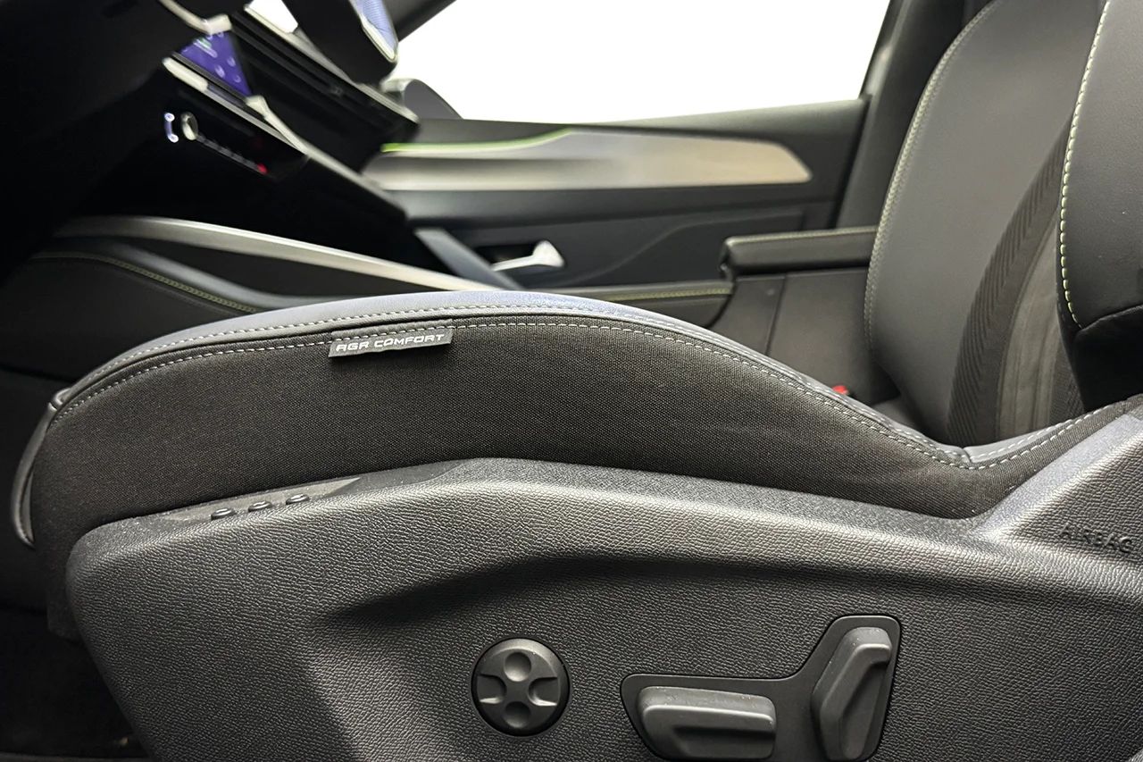 Peugeot 408 1.2 PureTech Massage 360° Cockpit Delläder MOMS 131hk – bild 13 av 39