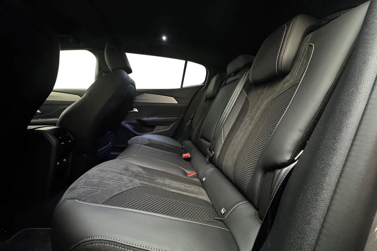 Peugeot 408 1.2 PureTech Massage 360° Cockpit Delläder MOMS 131hk – bild 15 av 39