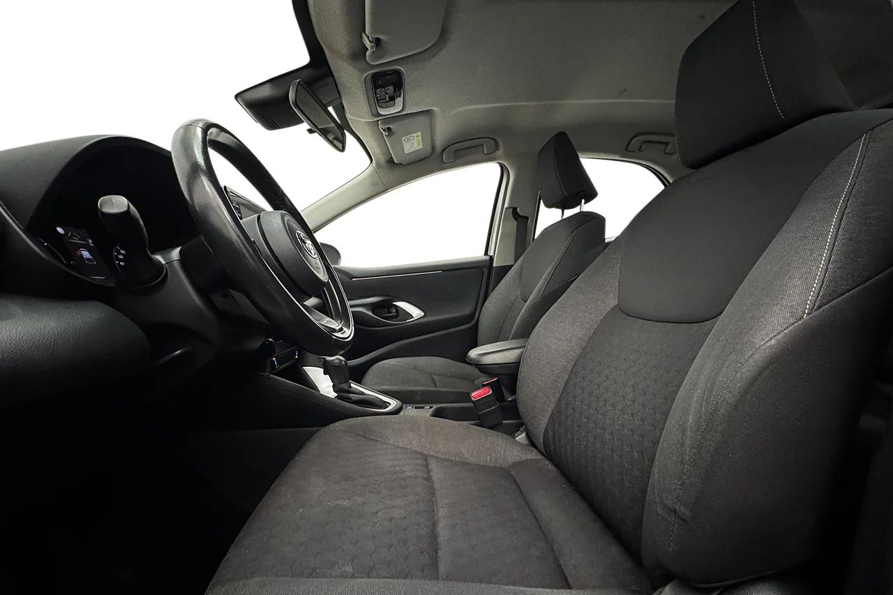 Toyota Yaris Hybrid Kamera PDC AdaptivFH Skyltigenkänning MOMS 116hk – bild 11 av 23