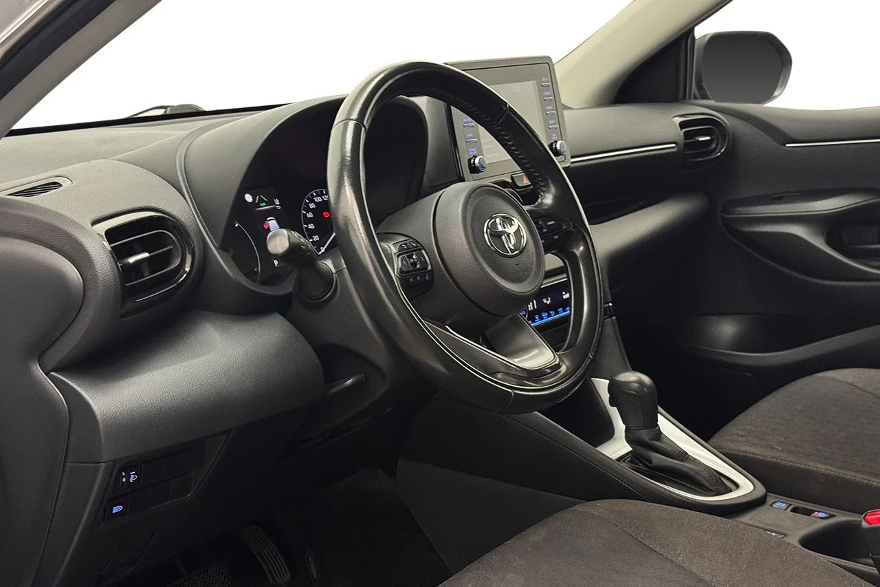 Toyota Yaris Hybrid Kamera PDC AdaptivFH Skyltigenkänning MOMS 116hk – bild 12 av 23