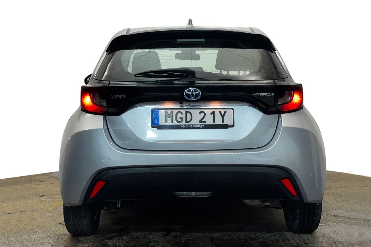 Toyota Yaris Hybrid Kamera PDC AdaptivFH Skyltigenkänning MOMS 116hk – bild 6 av 23
