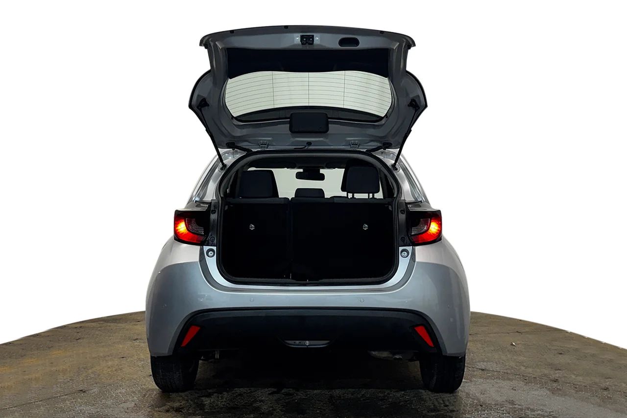 Toyota Yaris Hybrid Kamera PDC AdaptivFH Skyltigenkänning MOMS 116hk – bild 7 av 23