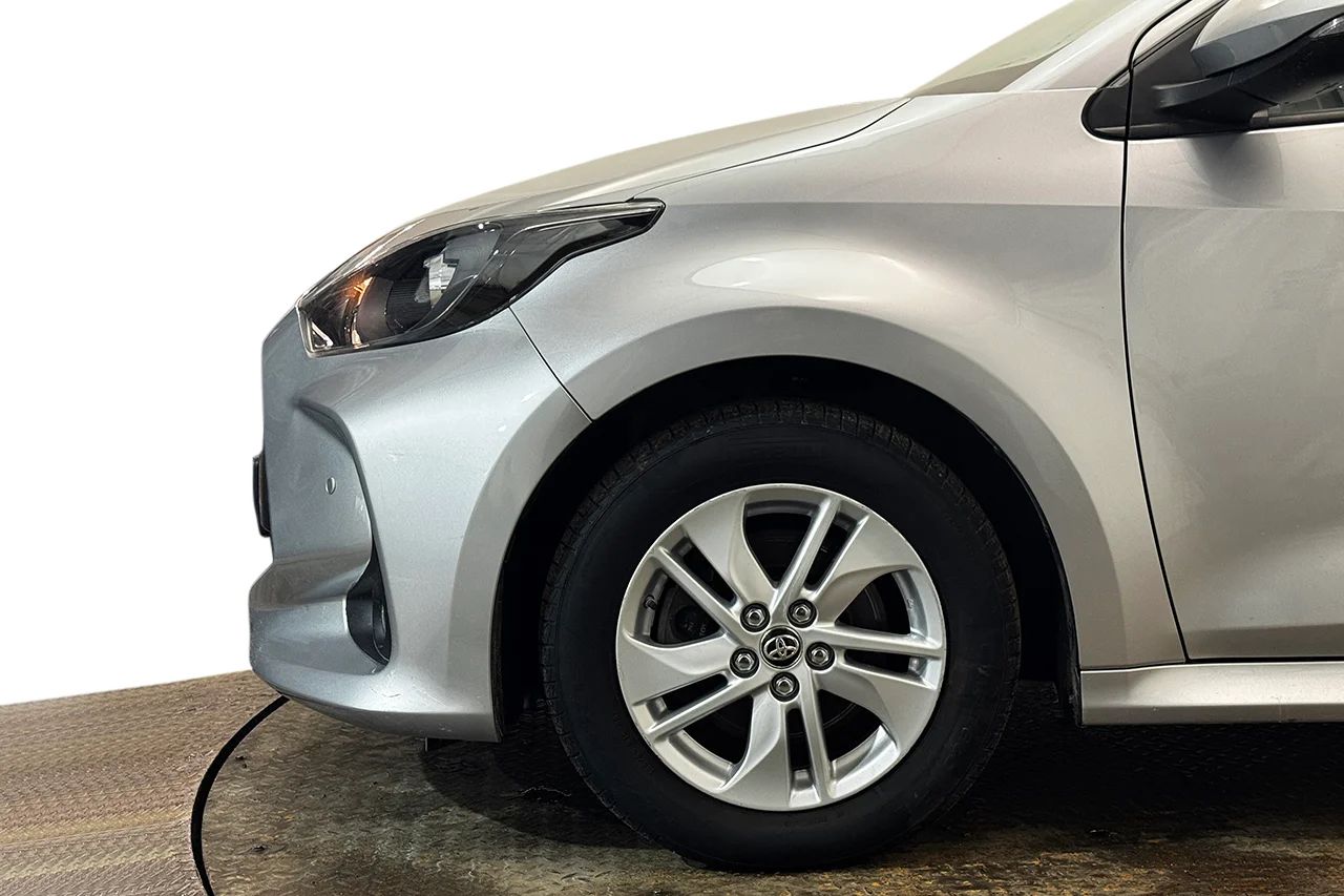 Toyota Yaris Hybrid Kamera PDC AdaptivFH Skyltigenkänning MOMS 116hk – bild 10 av 23
