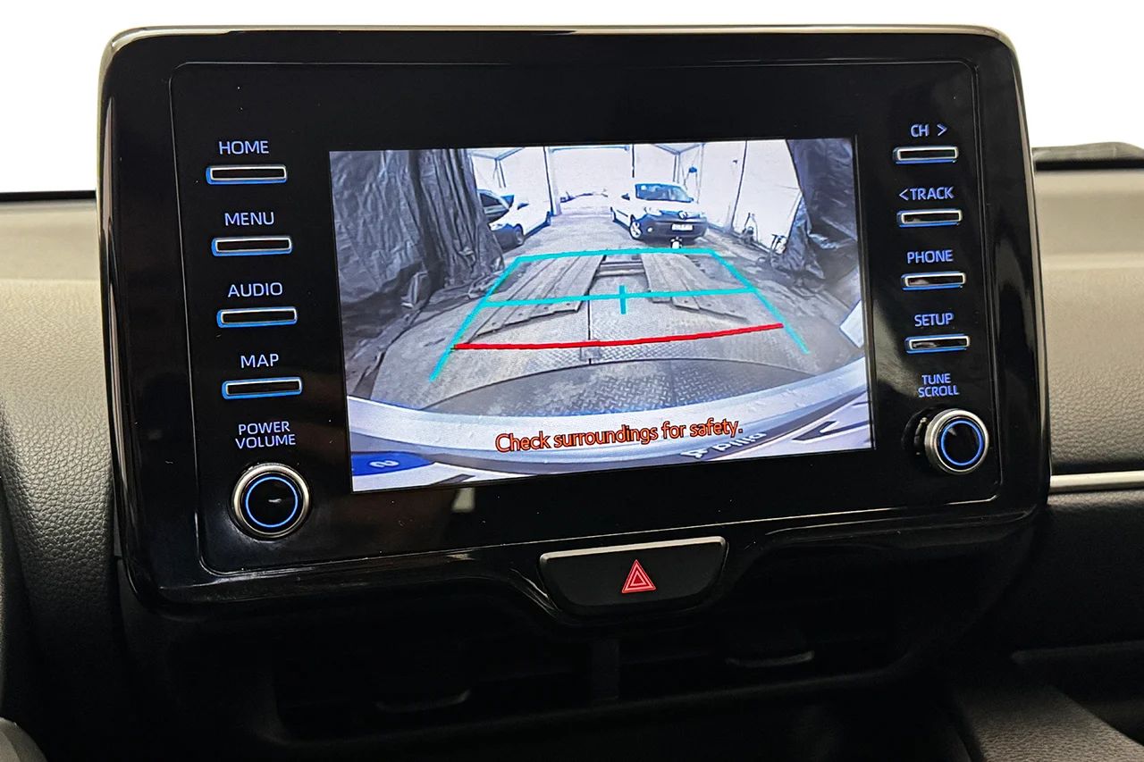 Toyota Yaris Hybrid Kamera PDC AdaptivFH Skyltigenkänning MOMS 116hk – bild 16 av 23