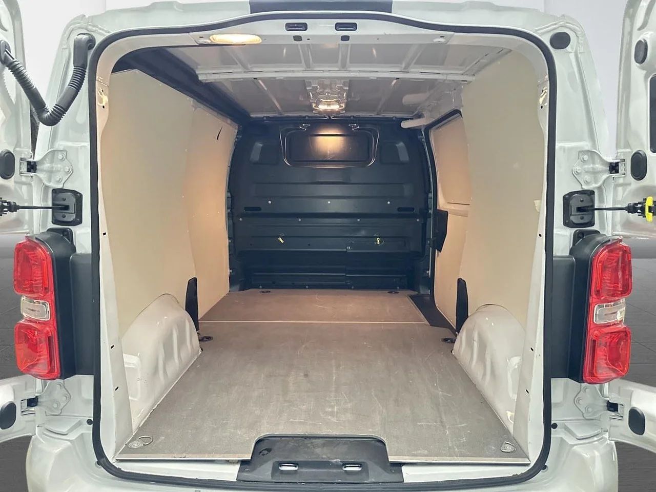 Fiat E-Scudo L2 75 kWh Navi CarPlay 3-sits 136hk – bild 11 av 22
