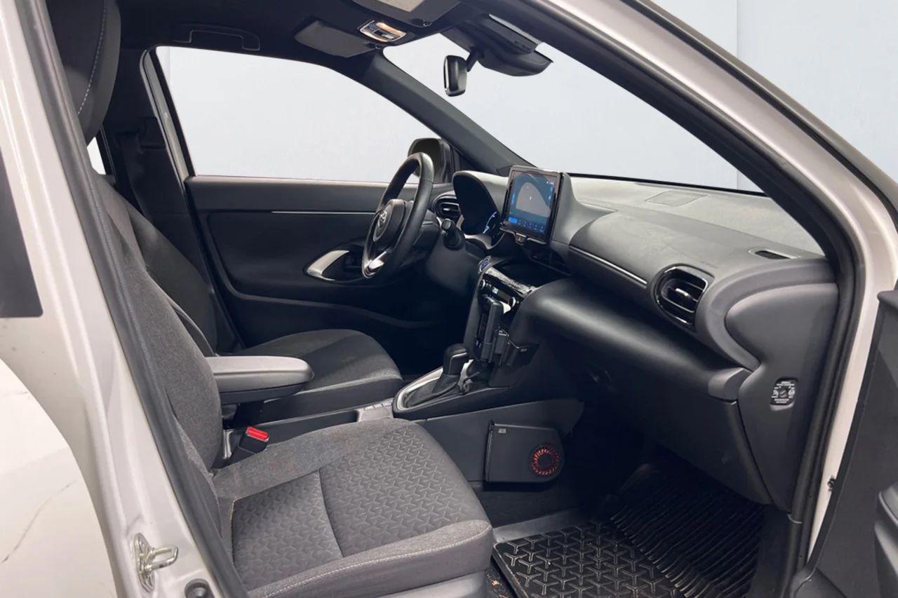 Toyota Yaris Cross Hybrid Active Plus Kamera Navi Kupévärm 116hk – bild 6 av 9