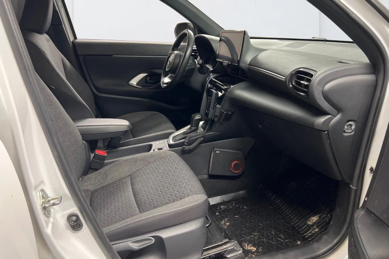 Toyota Yaris Cross Hybrid Active Plus Kamera Navi Kupévärm 116hk – bild 6 av 9