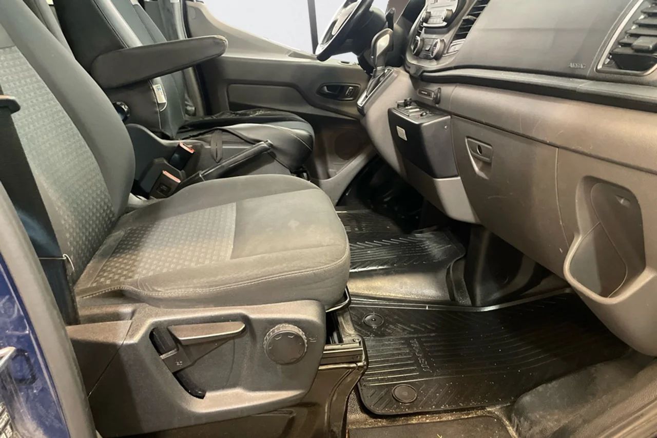 Ford Transit 350 Kombi 9-sits Automat Kamera Sync 4 MOMS 130hk – bild 6 av 8
