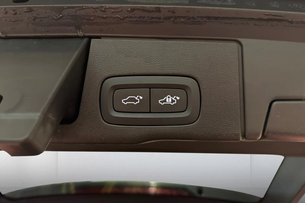 Volvo XC60 T8 AWD R-Design Pano Navi 360° Skinn MOMS 392hk – bild 16 av 16