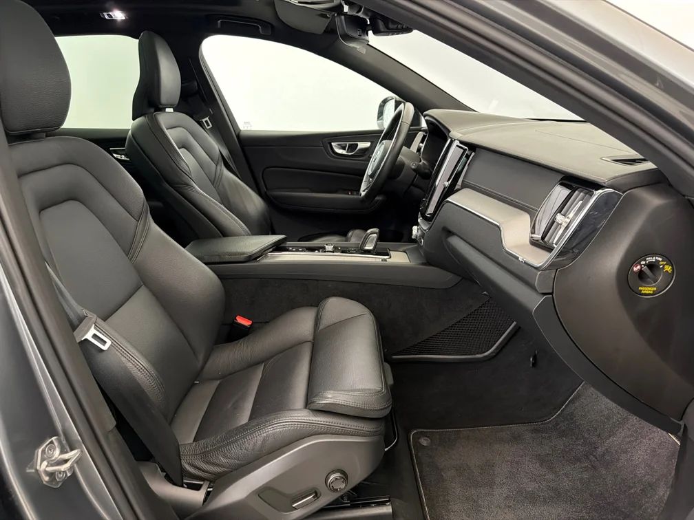 Volvo XC60 T8 AWD R-Design Pano Navi 360° Skinn MOMS 392hk – bild 7 av 16