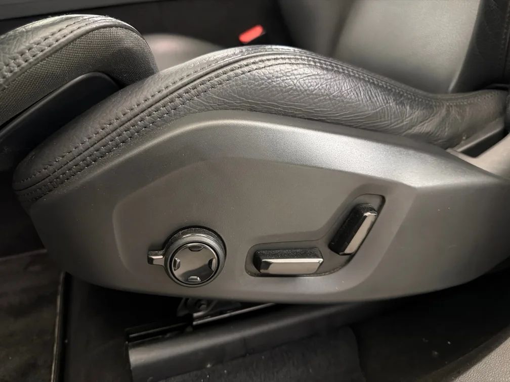 Volvo XC60 T8 AWD R-Design Pano Navi 360° Skinn MOMS 392hk – bild 8 av 16