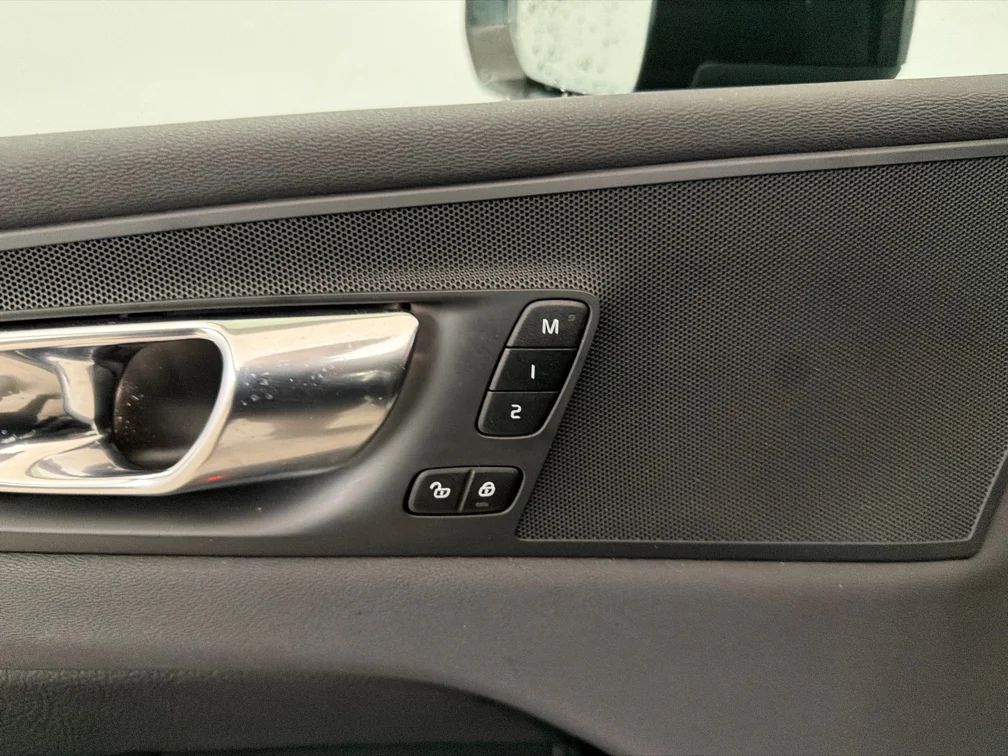 Volvo XC60 T8 AWD R-Design Pano Navi 360° Skinn MOMS 392hk – bild 14 av 16