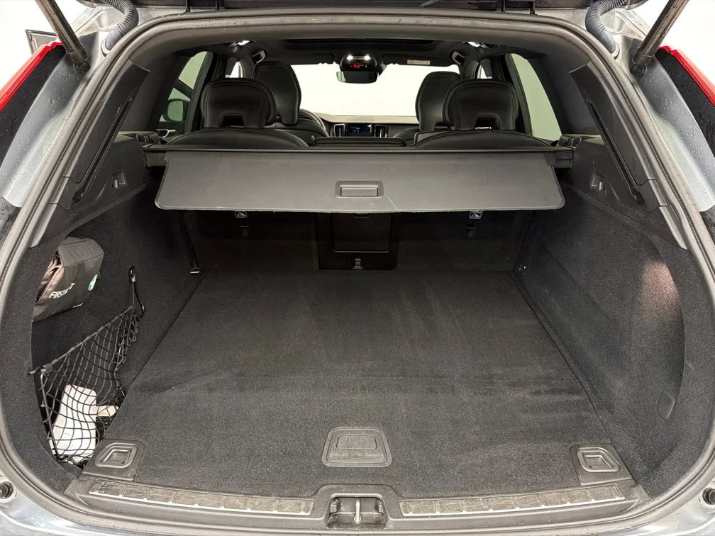 Volvo XC60 T8 AWD R-Design Pano Navi 360° Skinn MOMS 392hk – bild 15 av 16