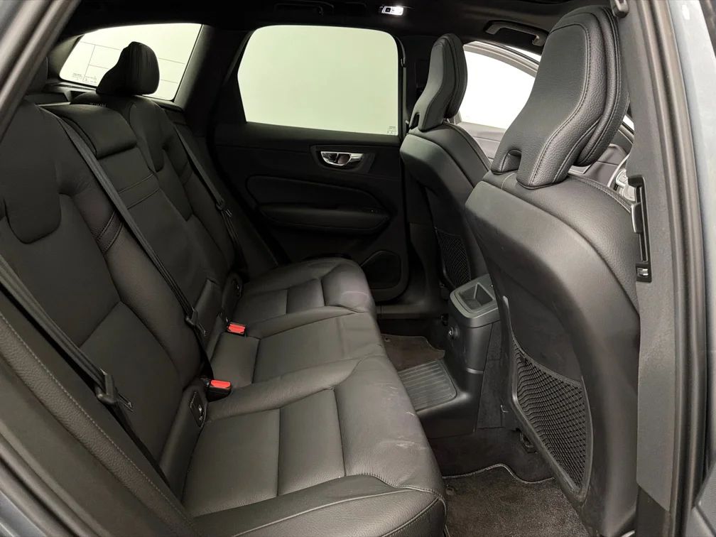 Volvo XC60 T8 AWD R-Design Pano Navi 360° Skinn MOMS 392hk – bild 9 av 16
