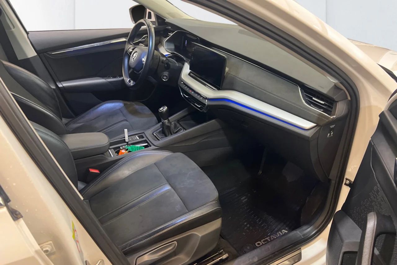 Skoda Octavia Kombi 1.5 TSI Style Drag Värmare Navi Kamera MOMS – bild 7 av 12