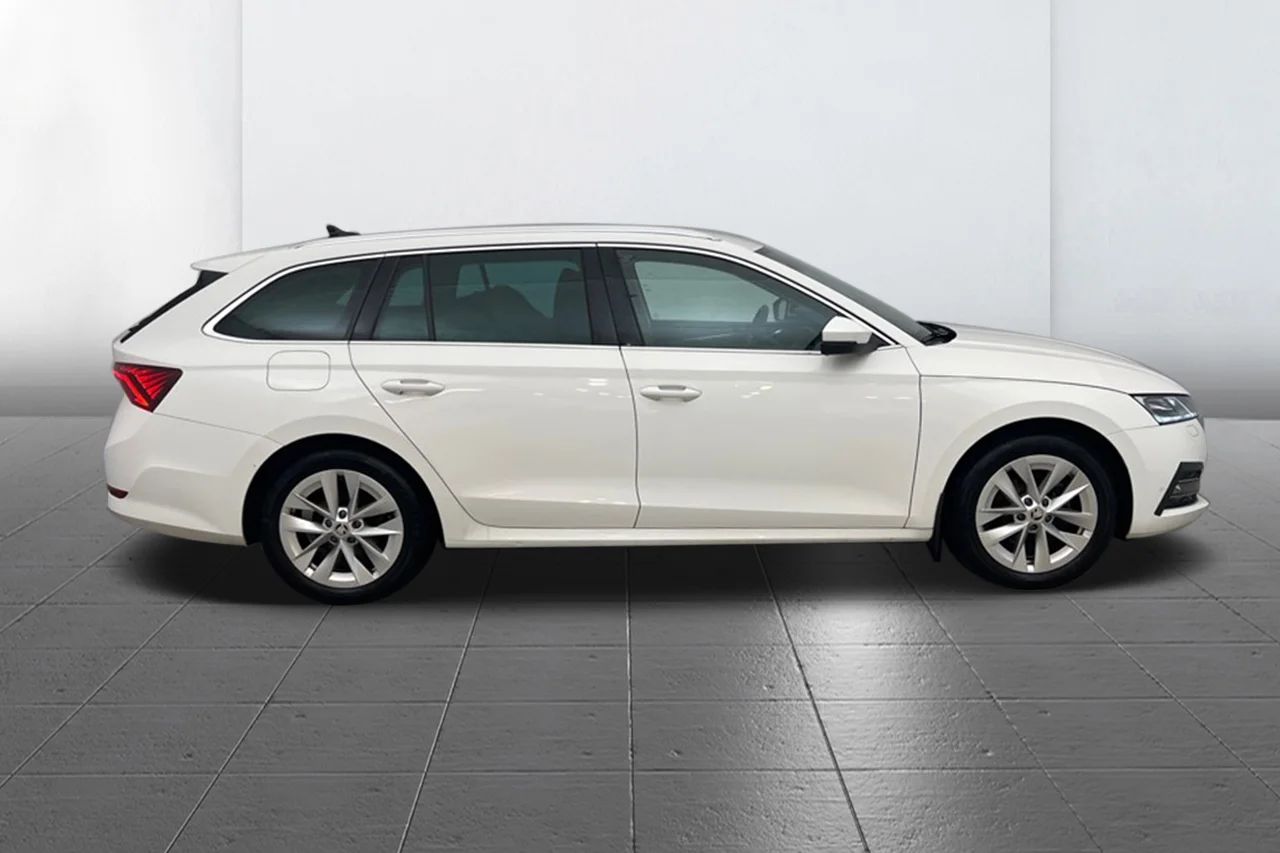 Skoda Octavia Kombi 1.5 TSI Style Drag Värmare Navi Kamera MOMS – bild 4 av 12