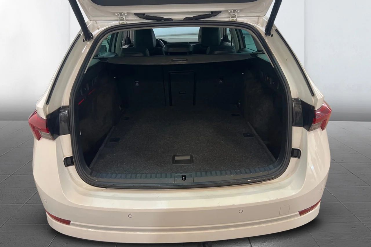 Skoda Octavia Kombi 1.5 TSI Style Drag Värmare Navi Kamera MOMS – bild 11 av 12