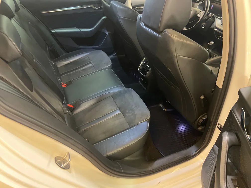 Skoda Octavia Kombi 1.5 TSI Style Drag Värmare Navi Kamera MOMS – bild 8 av 12