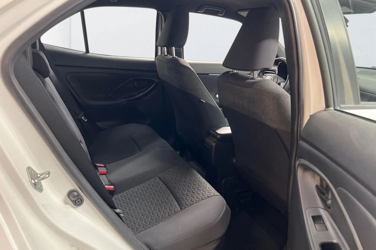 Toyota Yaris Cross Hybrid AWD-i Active Plus Kamera Navi Kupévärm 116hk – bild 7 av 9
