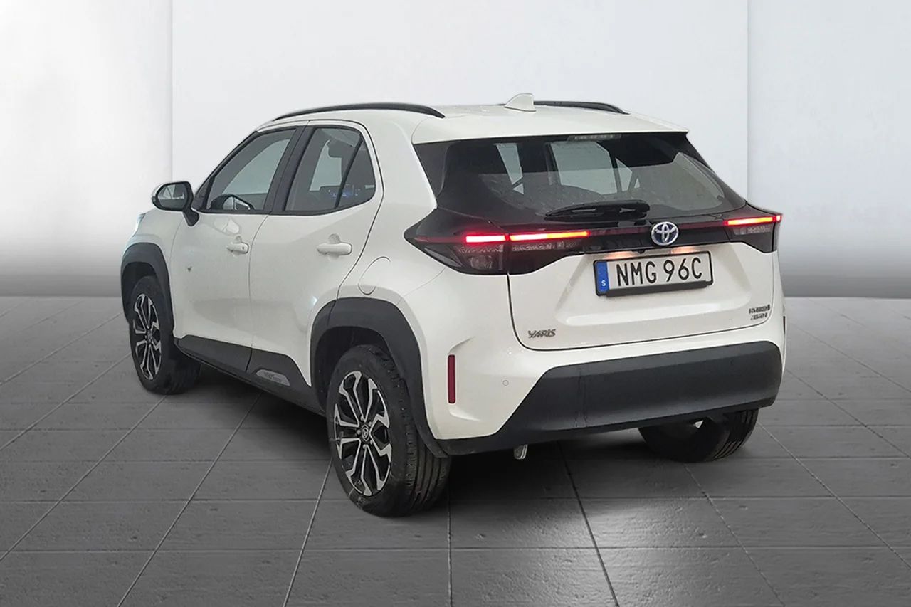 Toyota Yaris Cross Hybrid AWD-i Active Plus Kamera Navi Kupévärm 116hk – bild 5 av 9