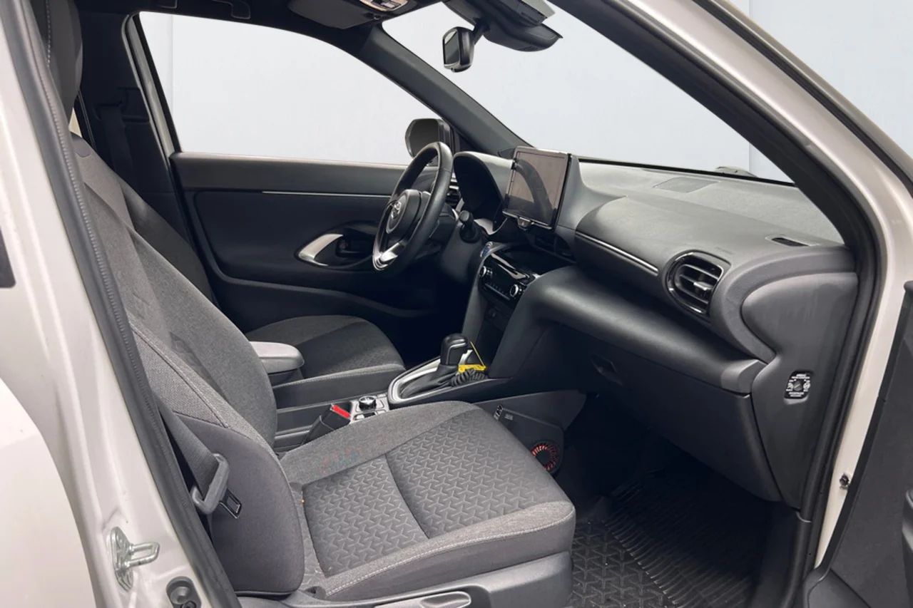 Toyota Yaris Cross Hybrid AWD-i Active Plus Kamera Navi Kupévärm 116hk – bild 6 av 9