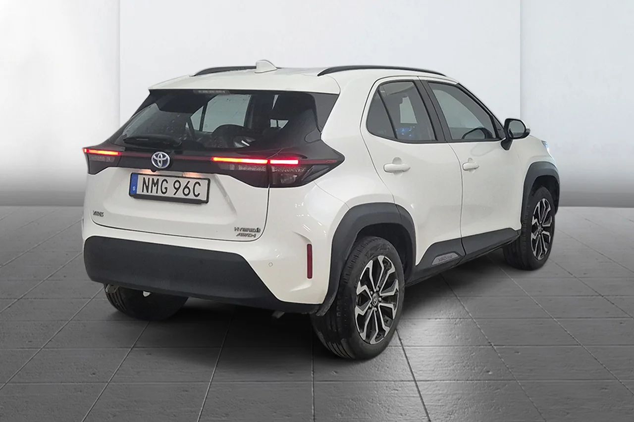 Toyota Yaris Cross Hybrid AWD-i Active Plus Kamera Navi Kupévärm 116hk – bild 4 av 9