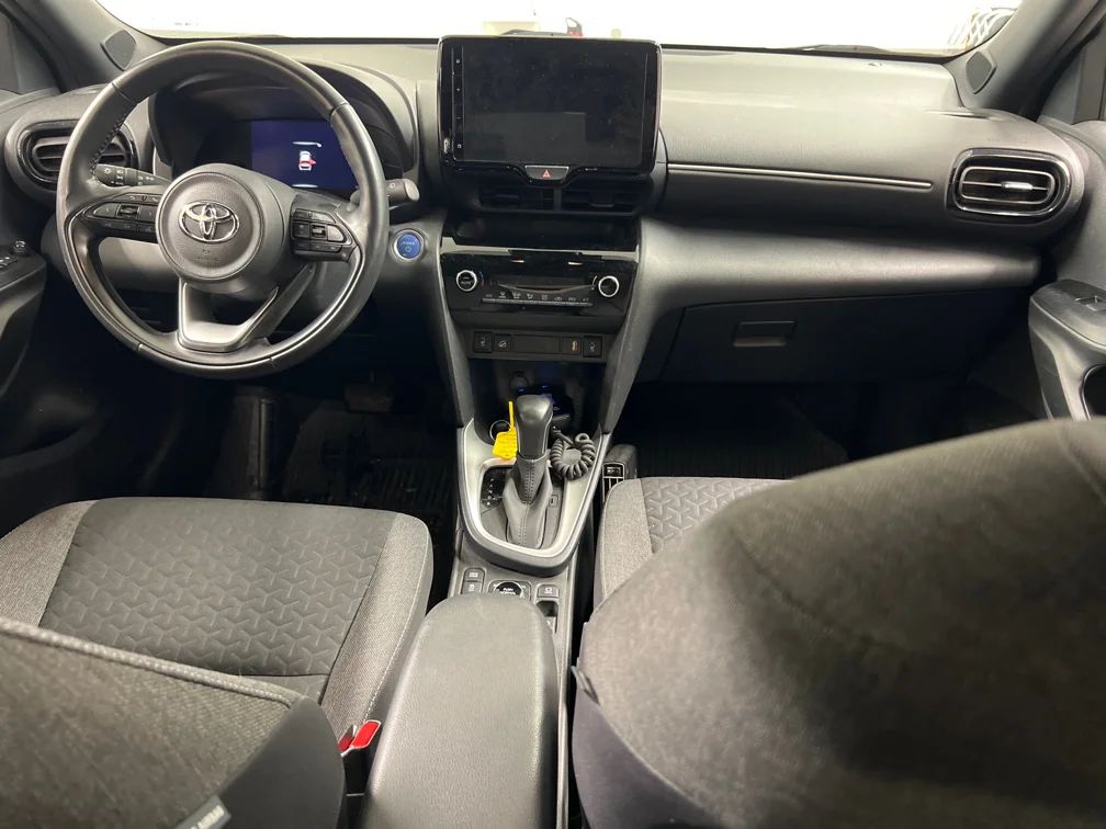 Toyota Yaris Cross Hybrid AWD-i Active Plus Kamera Navi Kupévärm 116hk – bild 8 av 9
