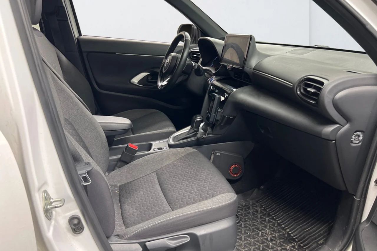 Toyota Yaris Cross Hybrid Active Plus Kamera Navi Kupévärm 116hk – bild 6 av 9