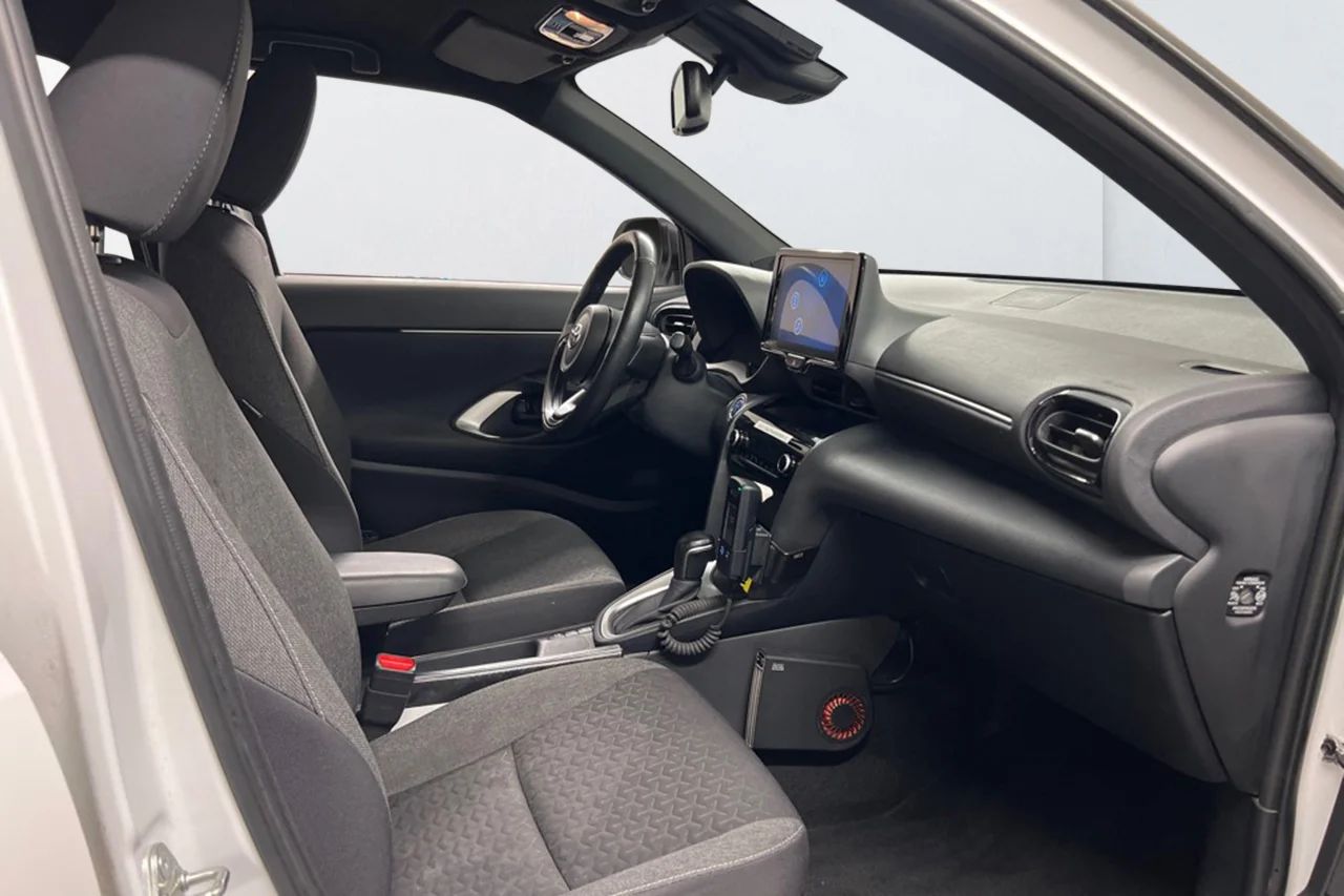 Toyota Yaris Cross Hybrid Active Plus Kamera Navi Kupévärm 116hk – bild 6 av 9