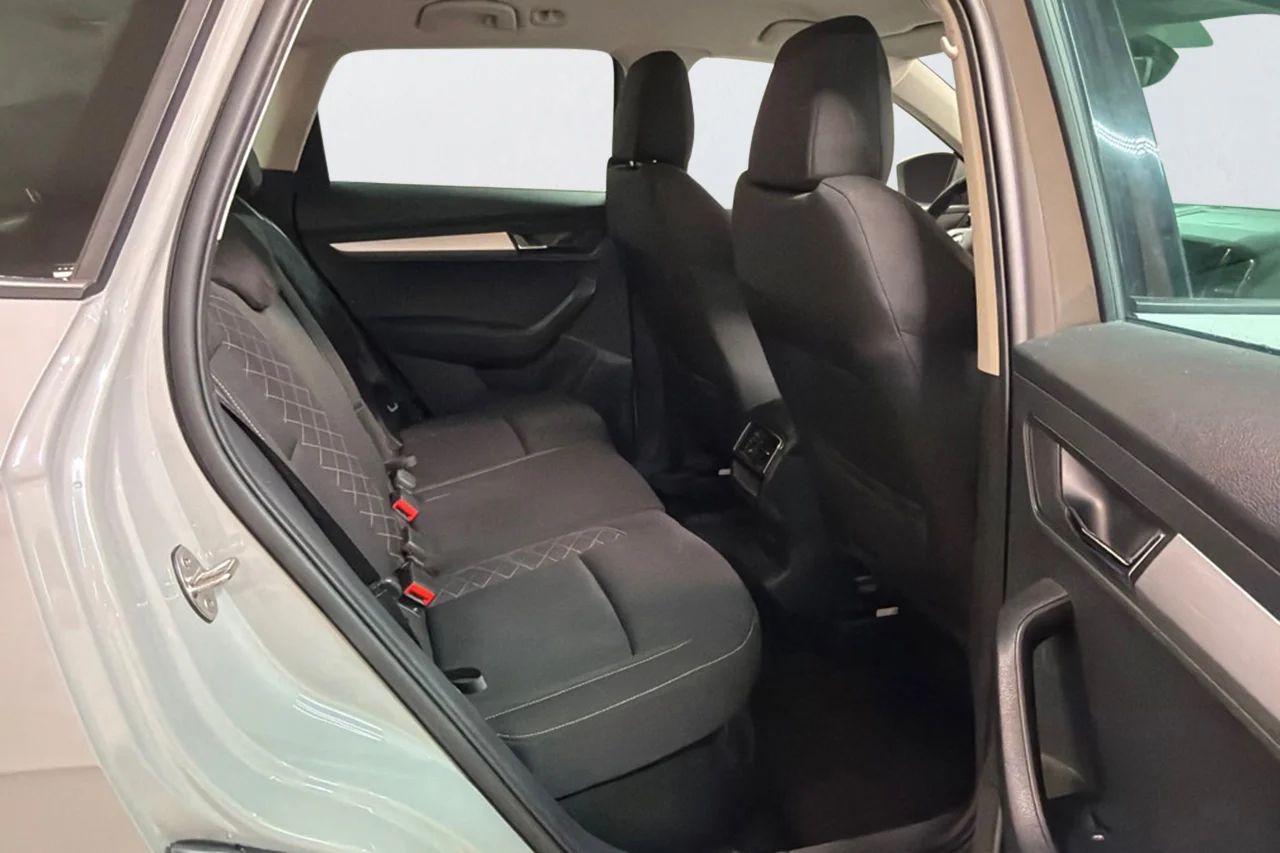 Skoda Karoq 2.0 TDI 4x4 Ambition Drag Värmare Navi MOMS 150hk – bild 7 av 10