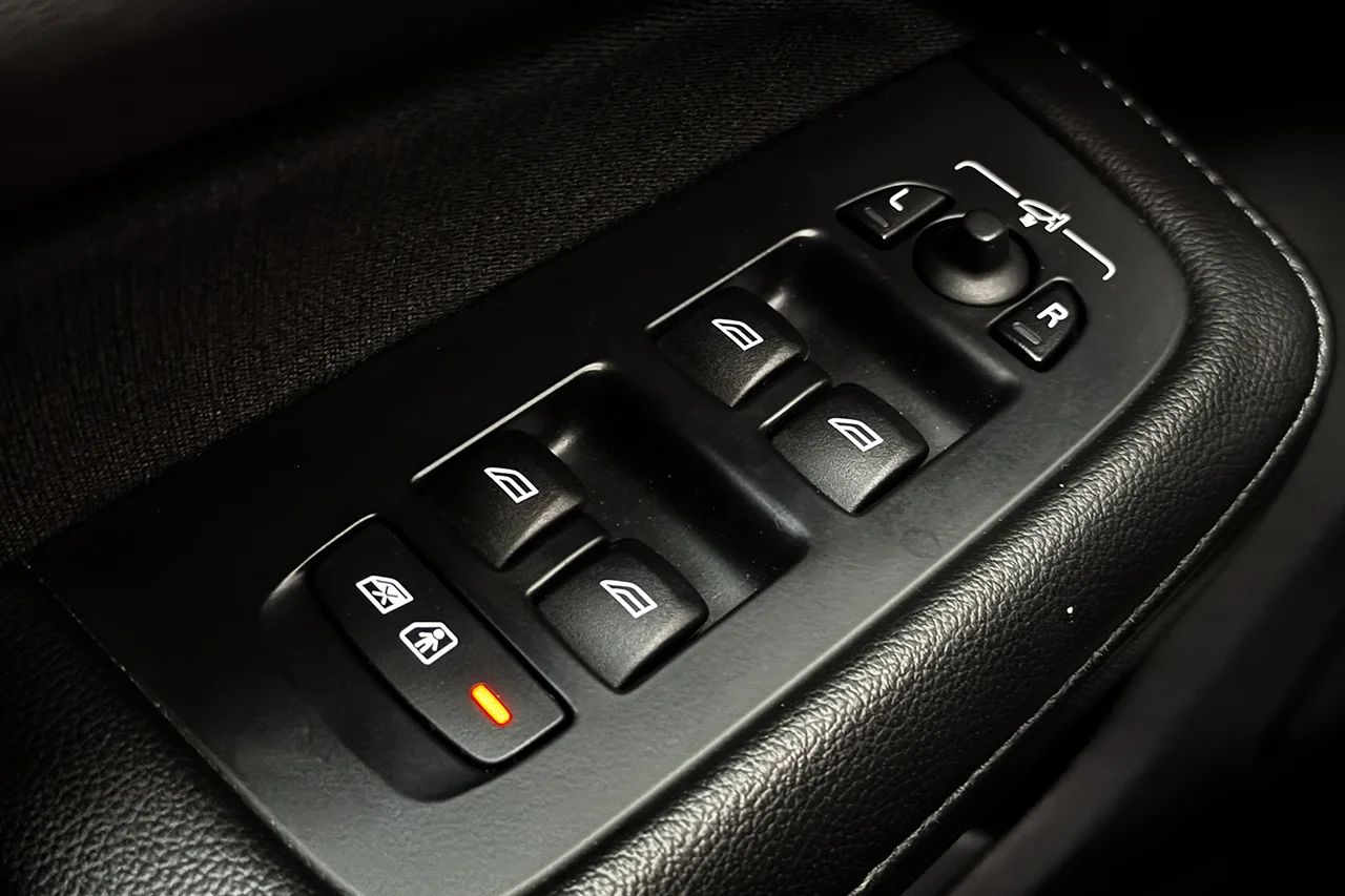 Volvo V60 Cross Country D4 AWD Värmare Pilot Assist VOC Navi 190hk – bild 32 av 35