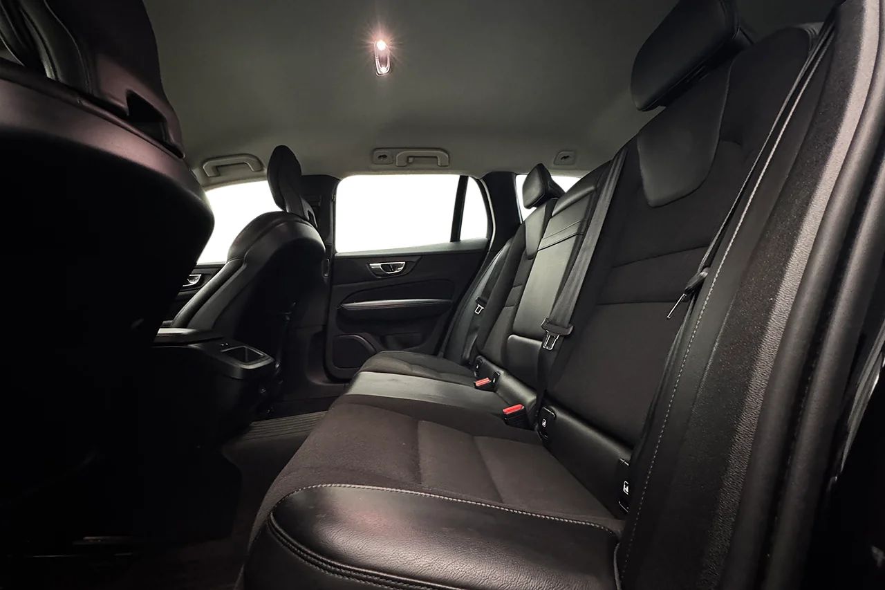Volvo V60 Cross Country D4 AWD Värmare Pilot Assist VOC Navi 190hk – bild 14 av 35