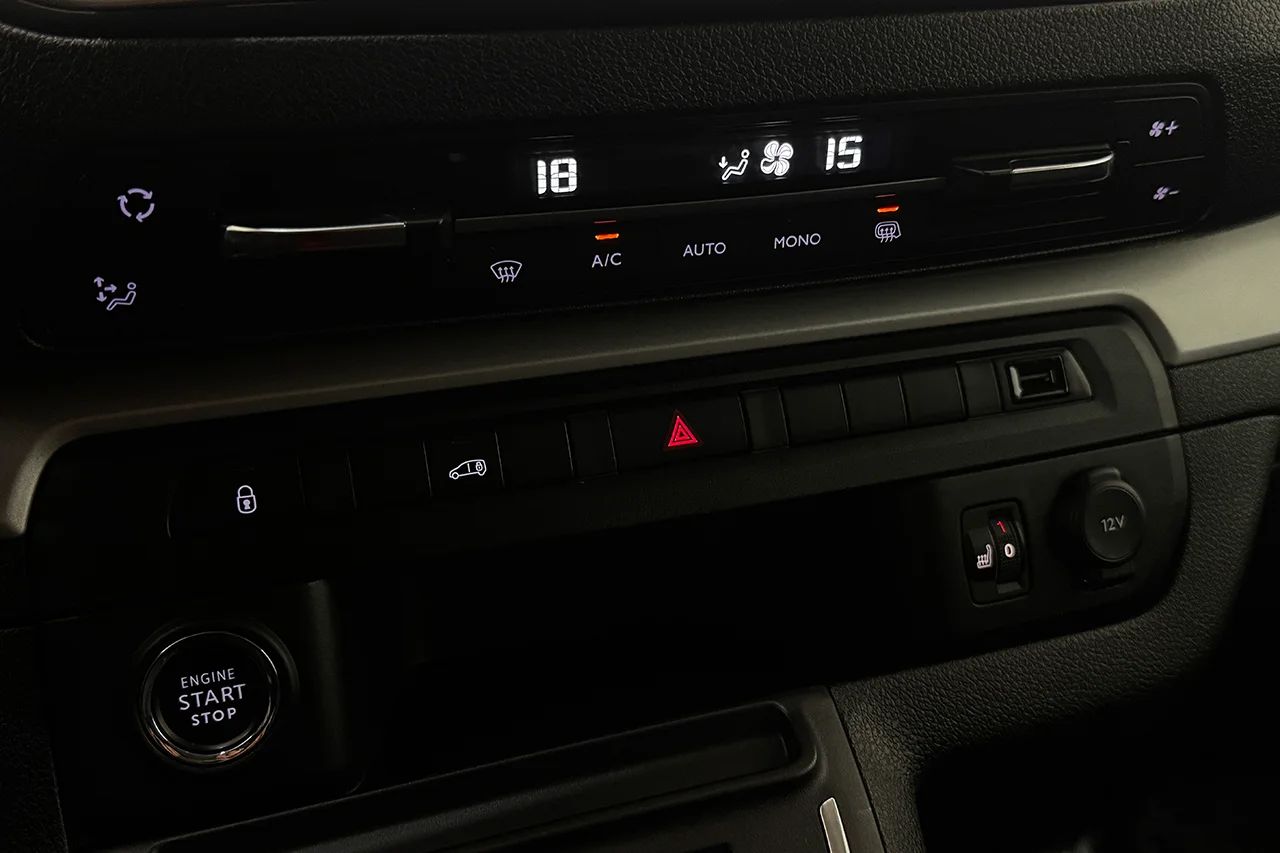 Opel Vivaro-e L3 Drag 2xSidodörr 3-sits Takräcke Kamera Navi CarPlay MOMS 136hk – bild 24 av 28