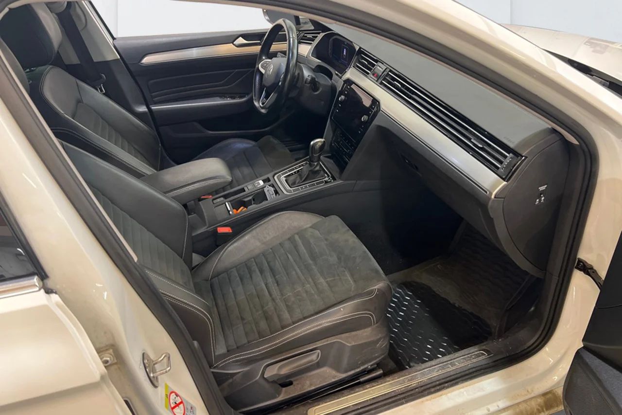 Volkswagen PassatSC 2.0 TDI 4M GT R-Line Drag Cockpit Värmare Matrix 200hk – bild 7 av 12