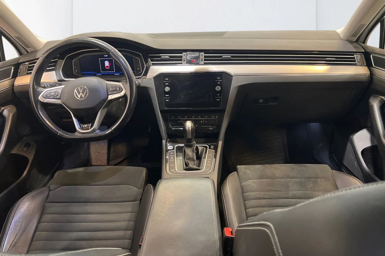 Volkswagen PassatSC 2.0 TDI 4M GT R-Line Drag Cockpit Värmare Matrix 200hk – bild 9 av 12