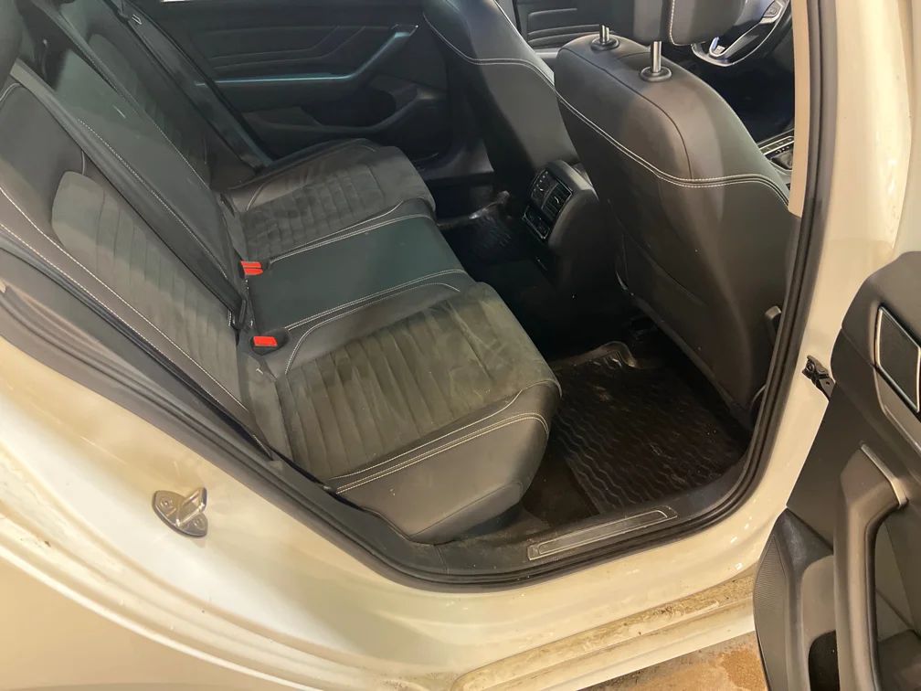 Volkswagen PassatSC 2.0 TDI 4M GT R-Line Drag Cockpit Värmare Matrix 200hk – bild 8 av 12