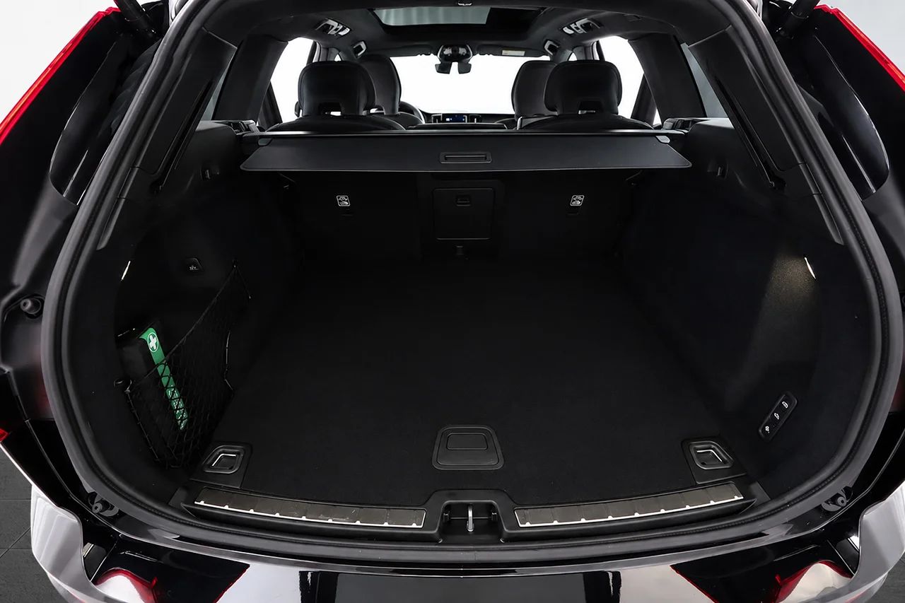 Volvo XC60 T8 AWD Ultra Black Edition Drag HUD Pano MOMS 456hk – bild 22 av 24