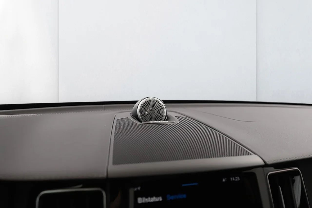 Volvo XC60 T8 AWD Ultra Black Edition Drag HUD Pano MOMS 456hk – bild 17 av 24
