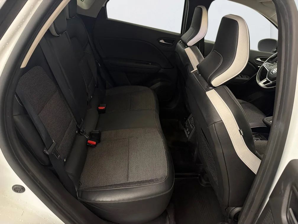 Renault Captur E-TECH Plug-in Hybrid Navi Kamera MOMS 160hk – bild 7 av 9
