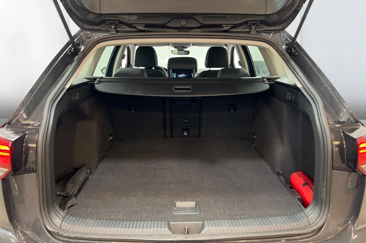 Volkswagen Golf Sportscombi 2.0 TDI Navi Kamera Rattvärme MOMS 116hk – bild 9 av 9