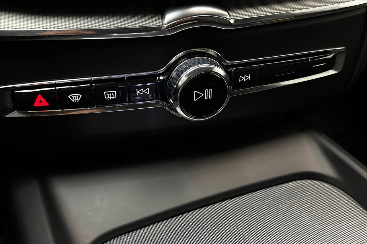 Volvo XC60 Recharge T6 AWD Plus Dark Drag Pano 360° P-Klimat MOMS 350hk – bild 32 av 40